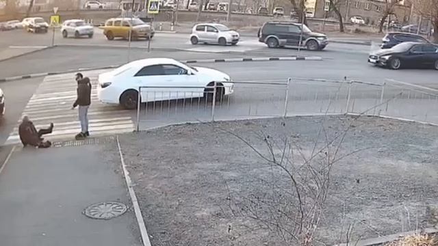 Во Владивостоке ублюдок избил пенсионера на пешеходном переходе.