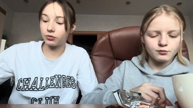Влог с подругой (едим вкусняшки которые не ели,улица,влог)