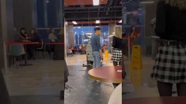 В ТЦ "Галерея" прорвало трубу. 🧐