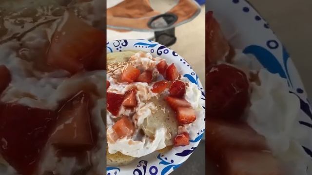 #shorts WHIPPED CREAM & STRAWBERRIES TOPPINGS PANCAKE #yummyfood #satisfying #shortsvideo