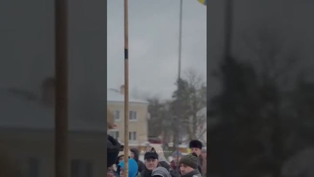 Карпатские рагули-не рабы поют грозные песни. А шапки то у них, прям свинособачьи 😆
😅🤣