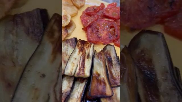 Жареные баклажаны картошка и помидор #shorts