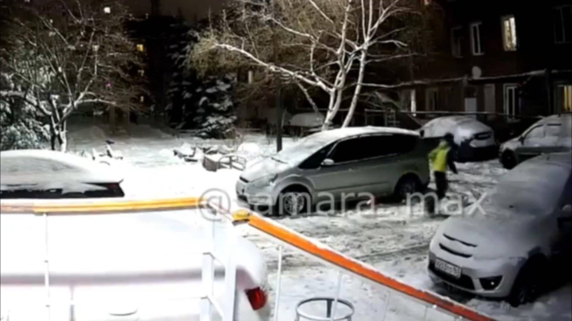 На видео попало, как дети взорвали прикрепленную к автомобилю петарду в Самаре