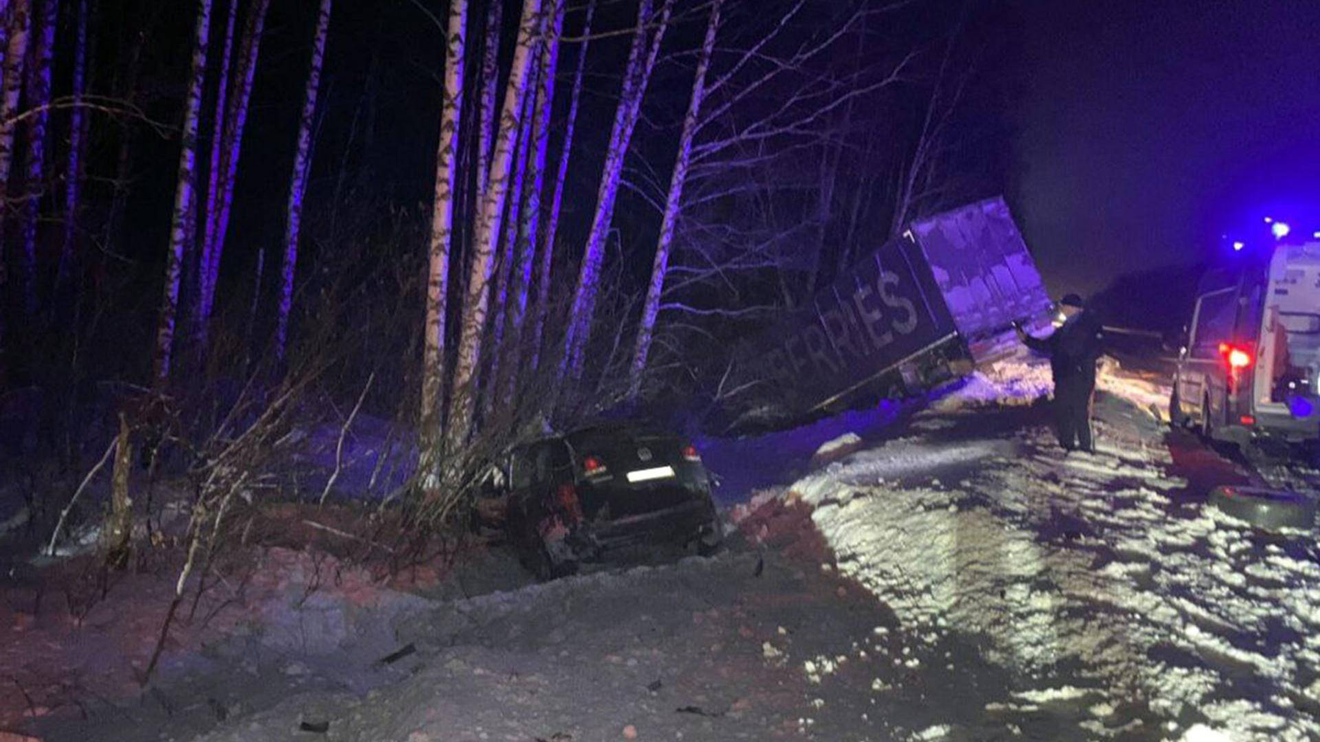 На видео попали последние секунды перед тараном кроссовера грузовиками под Новосибирском