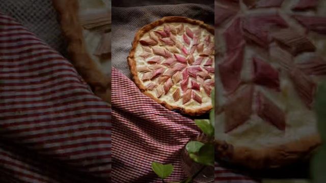 Geometric rhubarb pies! All recipes on the blog ☺️🥧 #easypie #easyrecipes #healthyfood #veggies