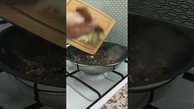 Фаршированные шампиньоны с курицей и сыром в духовке на праздничный стол