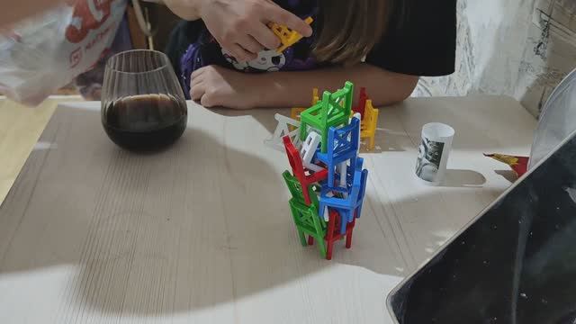 Играем в настолку "башня из стуликов"