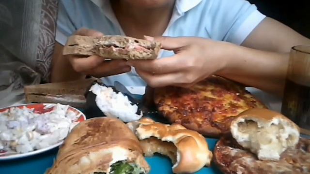 МУКБАНГ онигири, сэндвичи, круассан с курицей, пироги с капустой