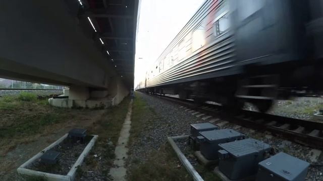 Тепловоз 2ТЭ10У-0352 с поездом№306С Сухум-Москва перегон Олимпийская деревня-Адлер 27.08.2016