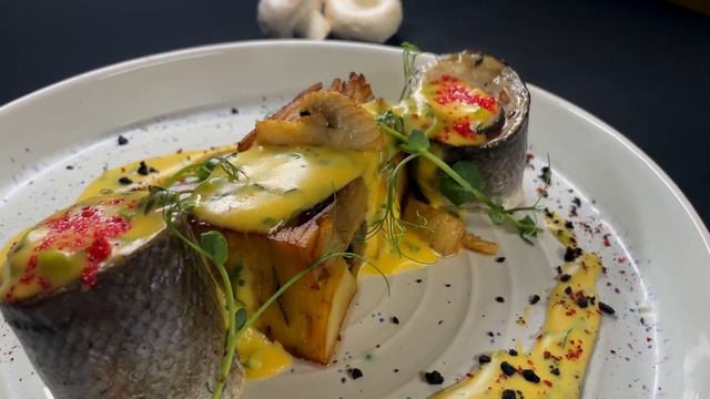 Філе сібаса з соусом беарнез та гратеном з  білими грибами