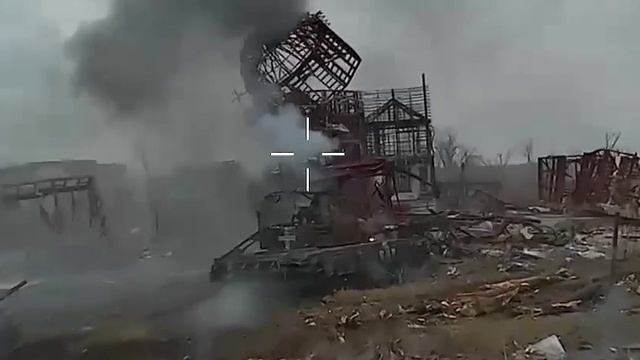 Оптоволоконные FPV-дроны ВС РФ сжигают Т-72 ВСУ в н.п. Терны, ДНР