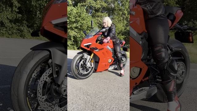 Катя Алмаз мото девушка на дукати панигале V4S