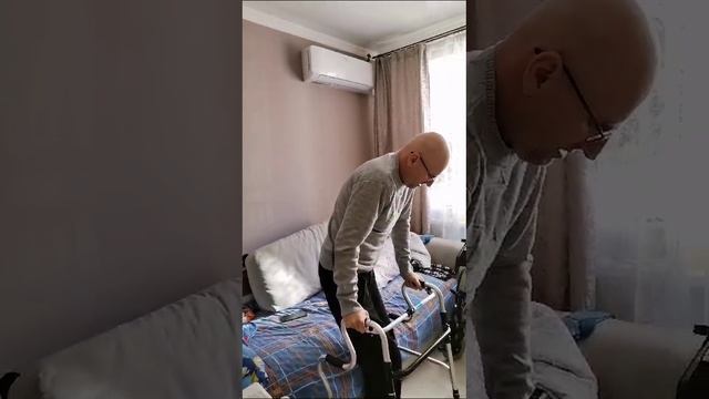 Первый раз встаю на ходунки.