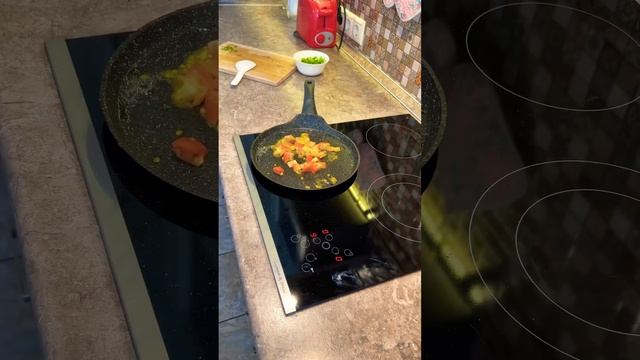 Рецепт яичницы с помидорами и зеленым луком #быстрыйрецепт #готовимзавтрак