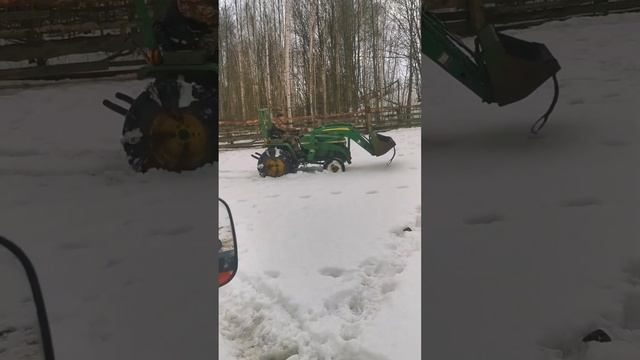 John Deere по снегу.