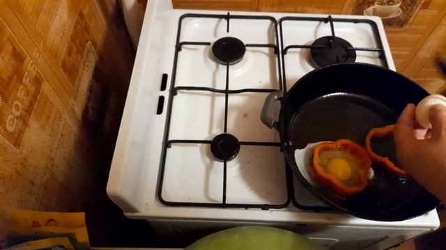 яичница глазунья в болгарском перце. быстро и просто