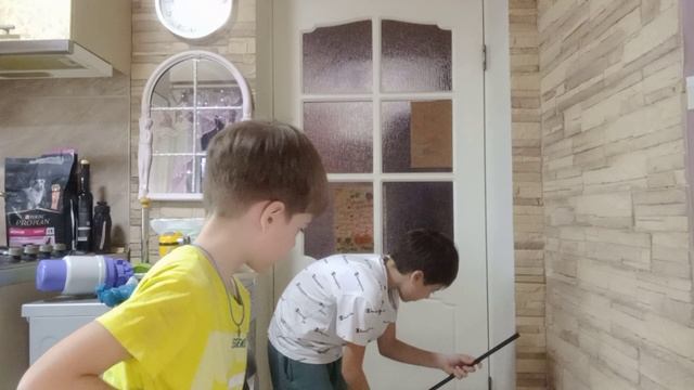 собираем с братом стеллаж для обуви