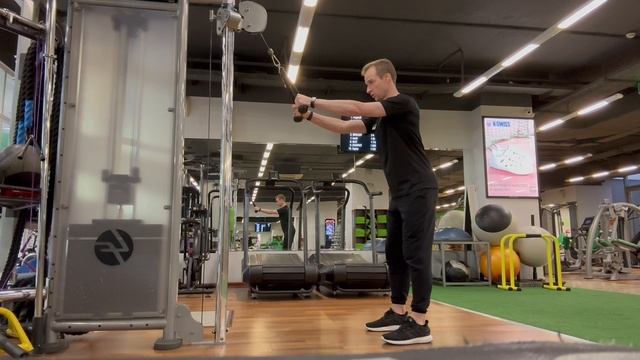 Пуловер с мягкой рукоятью с верхнего блока  (CABLE STRAIGHT ARM PULLDOWN)