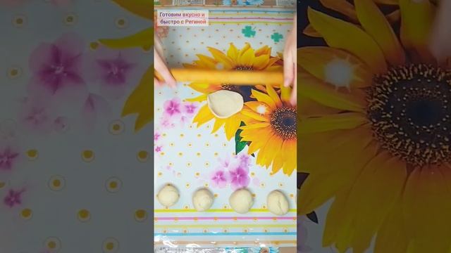 Тесто на чебуреки Ингредиенты:Мука-3ст, Вода(кипяток) -1ст, Соль-0,5ч.л, Растит.масло-5-6ст.л