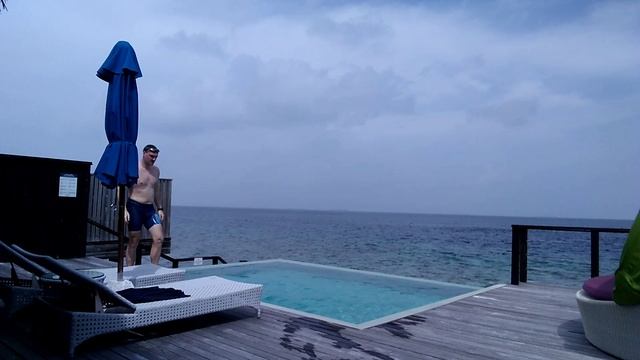 14 выпуск Dusit Thani Maldives. Купаюсь в бассейне у себя)