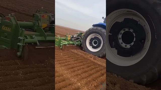New Holland T7070 едет по полю обрабатывает землю