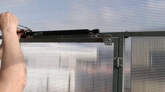 Установка Автопроветривателя Vent-L на дверь или форточку , открывающиеся внутрь_с текстом