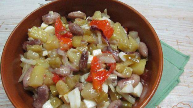 Салат из фасоли с соленым огурцом и запеченными овощами