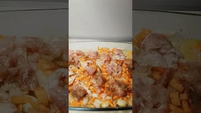 Запеканка из картофеля под сметаной  Очень ароматно и вкусно  Готовим так