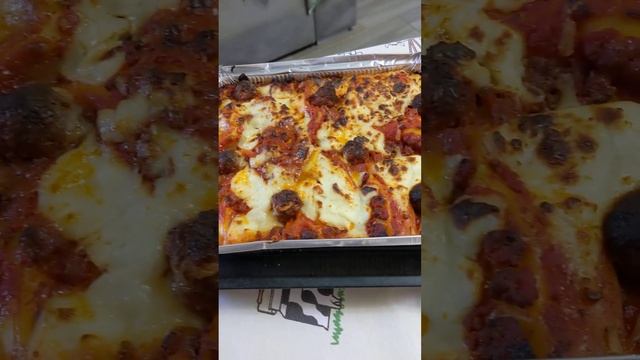 Ягненок и лазанья традиционные пасхальные блюда в Италии.