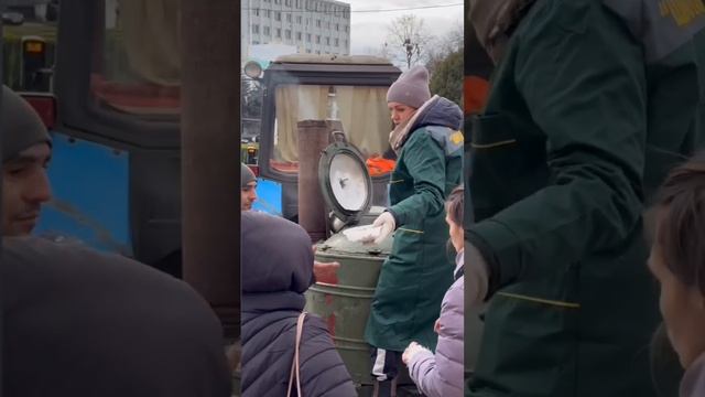 Видео с полевой кухней в Тирасполе.

Раздачу горячей пищи населению ввели из-за дефицита газа.