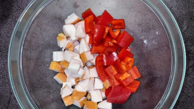 Смачний салат з копченою грудинкою та ананасами