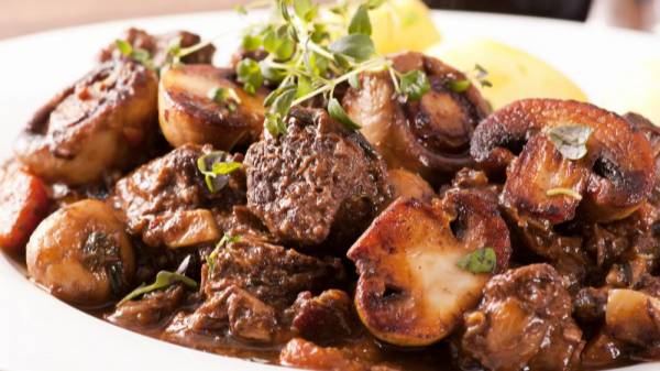 Говядина тушеная с грибами/beef stew with mushrooms