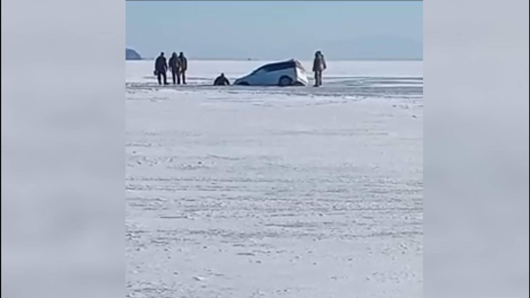 На видео попало, как автомобиль провалился под лед в Приморье