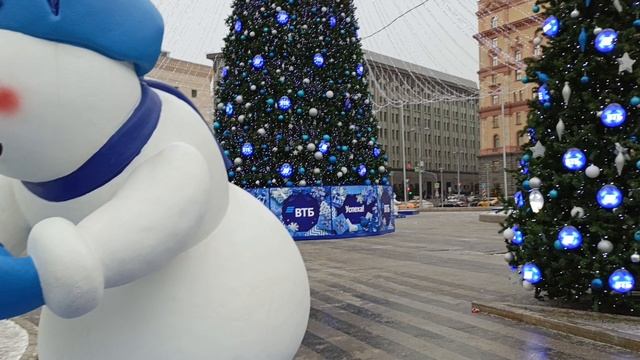 город Москва - район Лубянка - елки и снеговики ВТБ