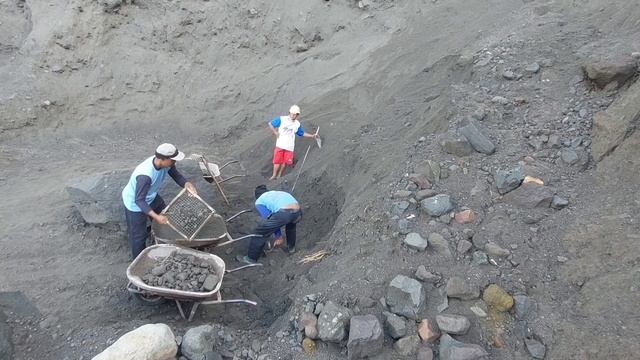 Строительство, оползневый песок почти весь разобрали