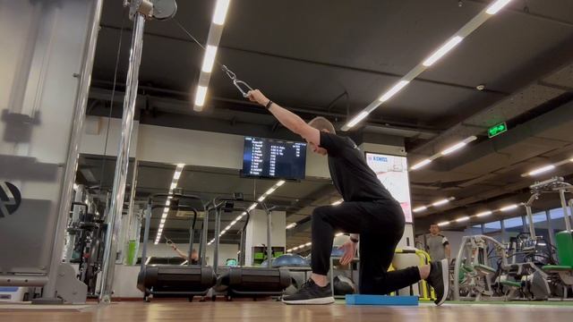 Тяга одной рукой с верхнего блока в позиции колено-стопа (HALF KNEELING LAT PULLDOWN)