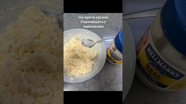 Гренки с яйцами сыром и чесноком