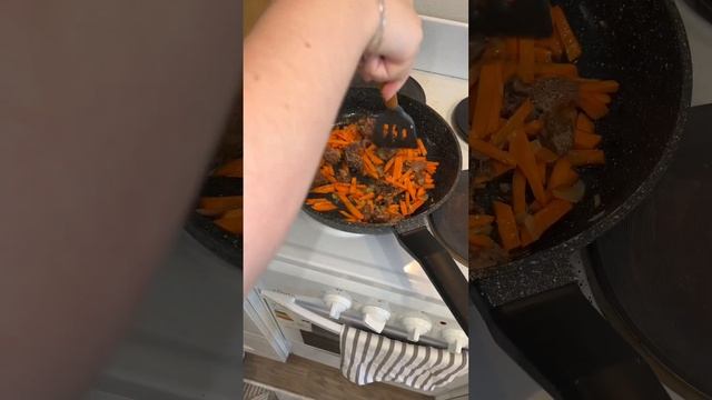 Быстрый рецепт вкусного плова на одну порцию: рис 1 стакан, тушенка 200 гр, Лук морковь, на 30МИН