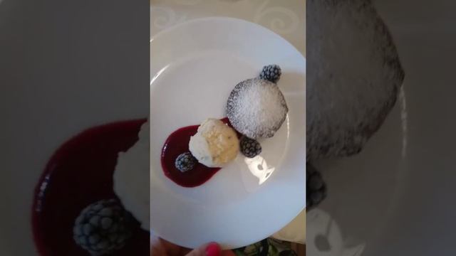 Шоколадный фондан с маракуйевым мороженным