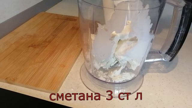 Творожный десерт с клубникой.