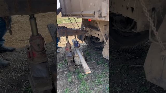 Сцепка грузовика и прицепа на домкратах