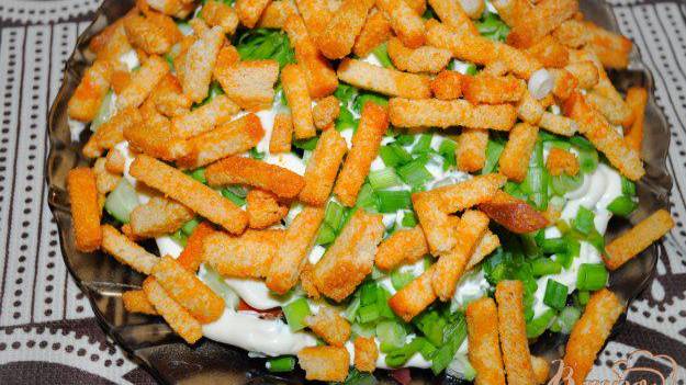 Салат с овощами и копченой курицей
