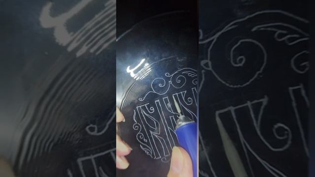 Имя вязью на тарелочке. Ручная гравировка по стеклу