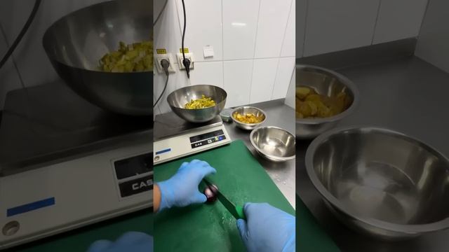 Осторожно! Салат из очень необычных ингредиентов, но он стоит того, хрустящий и текстурный #рецепты