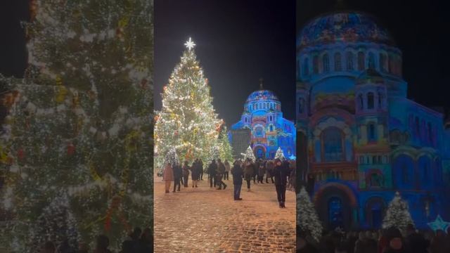 Новогодняя атмосфера у Морского собора в Кронштадте