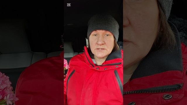 Куда то исчезли свежие цветы. Малышня с едой и в безопасности
