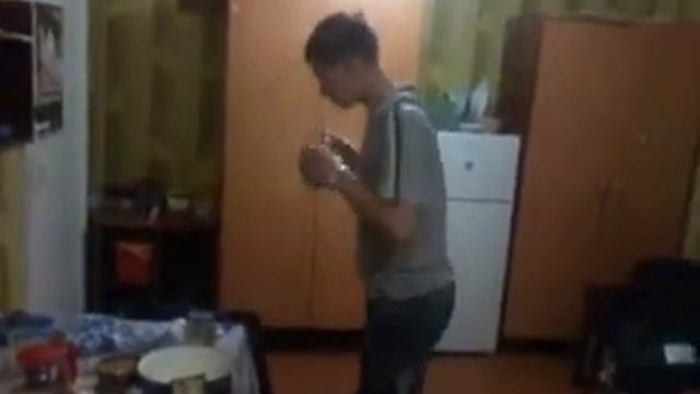 ест корицу