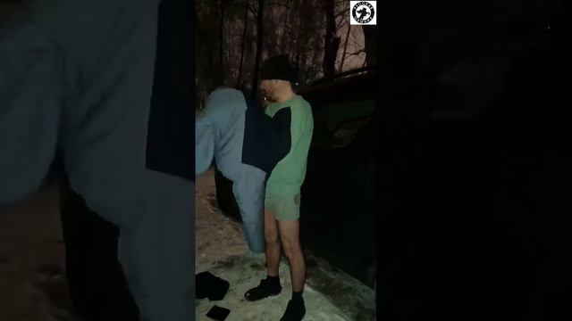 Запойный неадекват разгуливал на морозе в трусах !!!