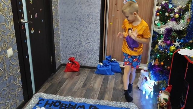 Новогодняя напольная игра с заданиями и подарками
