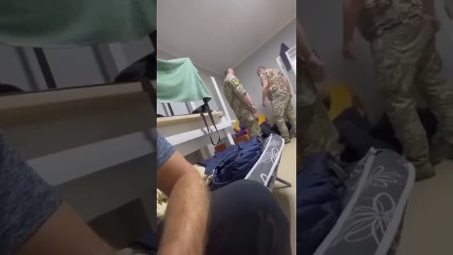 На кадрах обычный украинский ТЦК, где сотрудники объясняют перспективы ухилянтам.